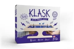 KLASK - Preisgekröntes Geschicklichkeitsspiel Für 2 Spieler - Brettspiel Für Familie Und Erwachsene - Magnetspiel Aus Holz - Spiel Des Jahres Empfehlungsliste - Schlag Den Star - Spiele Ab 8 Jahren
